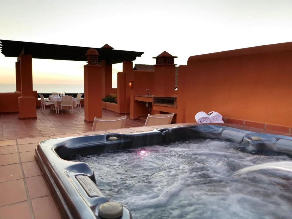 Appartamento di lusso con 3 camere da letto e vasca idromassaggio — Aparthotel Novo Resort