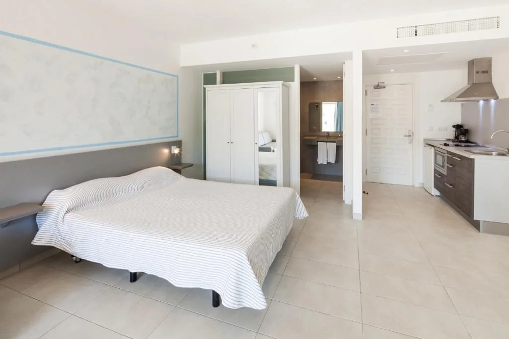 高级单间公寓 — Aparthotel Puerto Cala Vadella