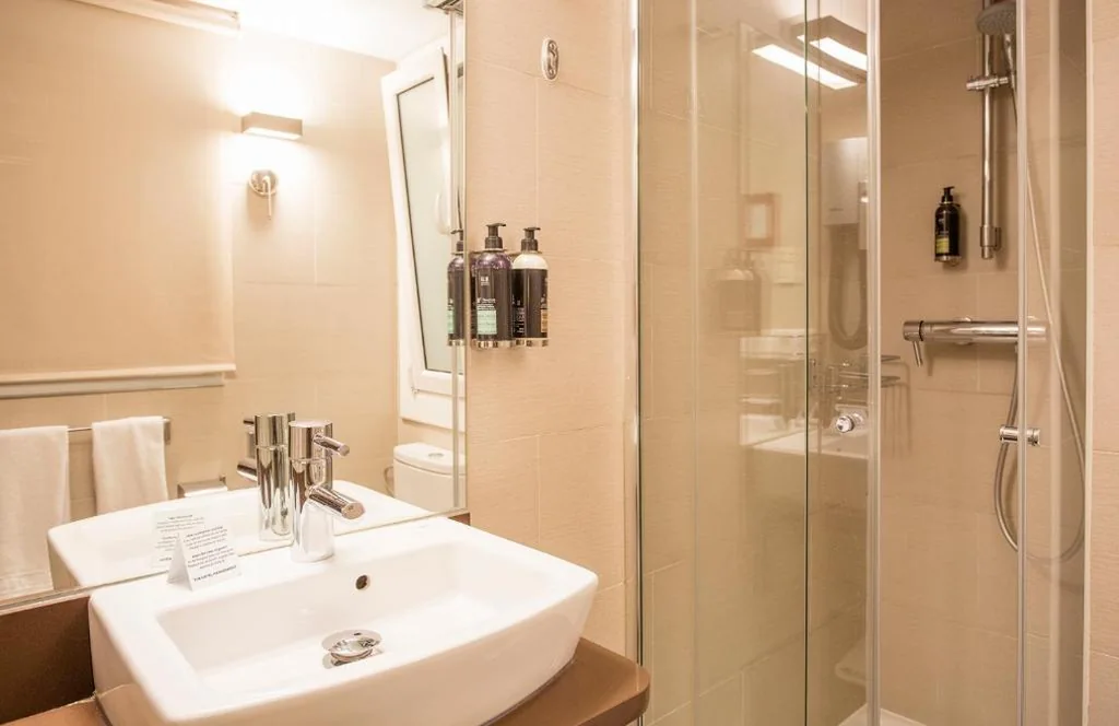 Budget-tweepersoonskamer met uitzicht op de patio - 1 of 2 bedden — Aparthotel Silver
