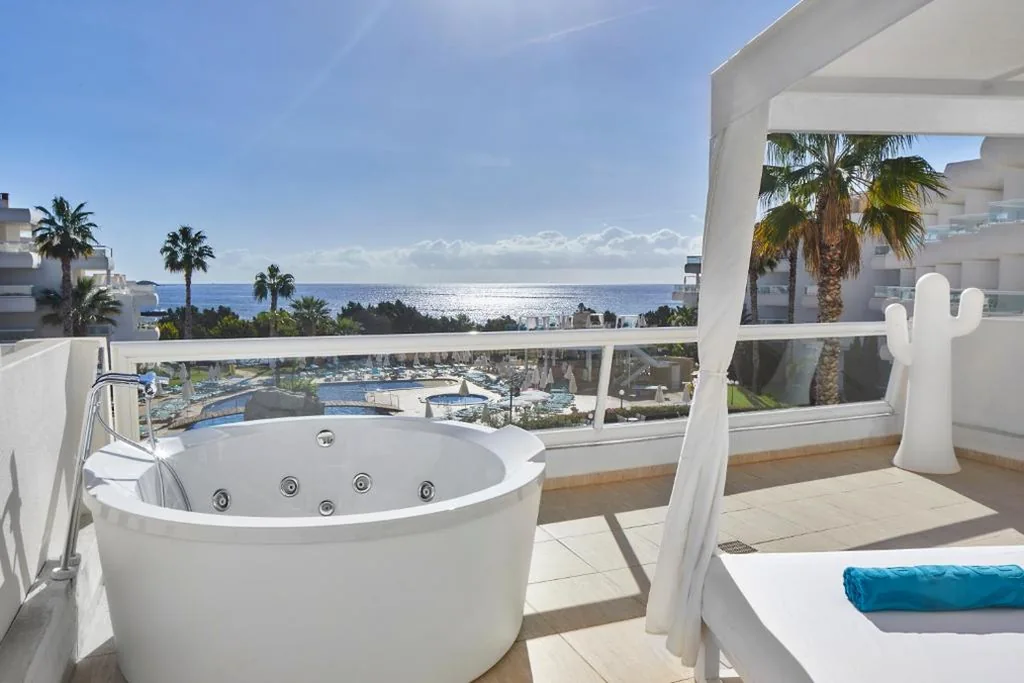 Deluxe One-Bedroom Apartment with Front Sea View and Hot Tub — Aparthotel Tropic Garden