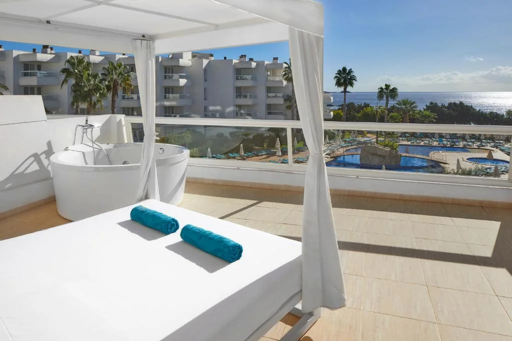Deluxe Room with Front Sea View and Hot Tub — Aparthotel Tropic Garden