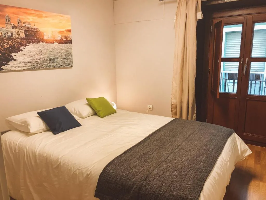 Habitación con baño compartido - Cama grande — Apodaca Rooms