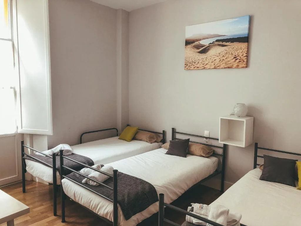 Habitación Triple con baño compartido — Apodaca Rooms