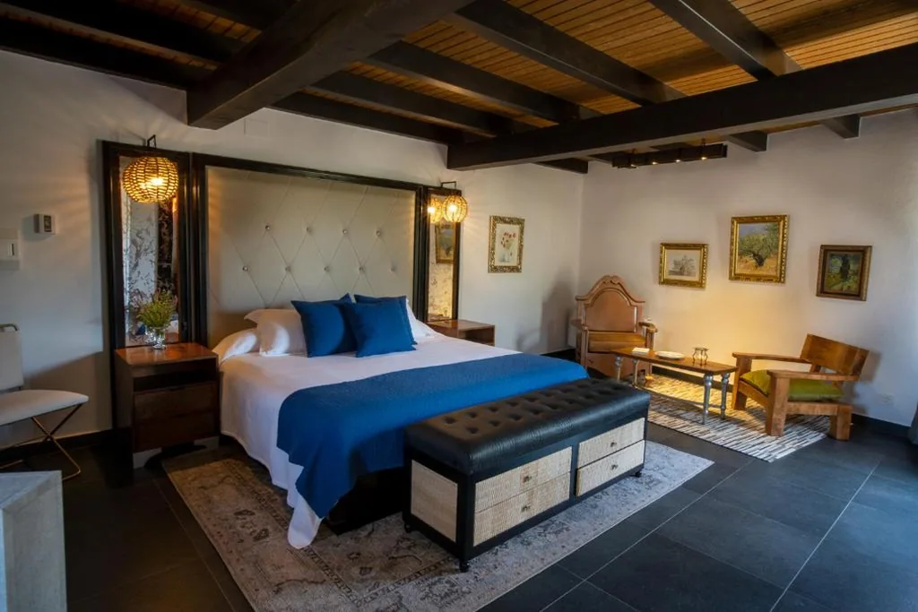 Zimmer mit extragroßem Bett. — Aqua Et Oleum