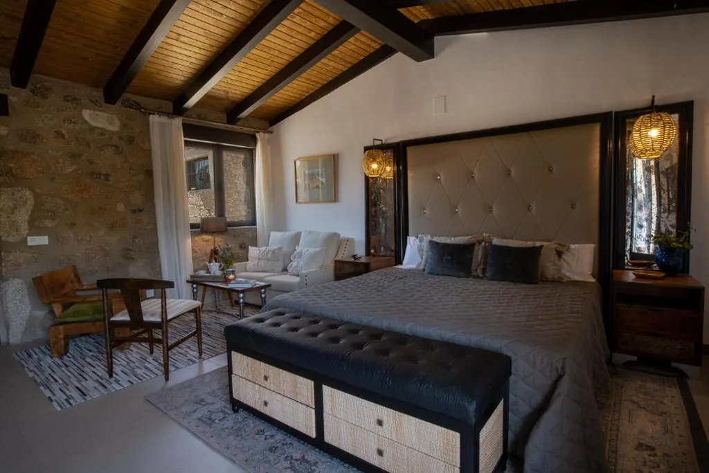 Zimmer mit extragroßem Bett und Balkon — Aqua Et Oleum