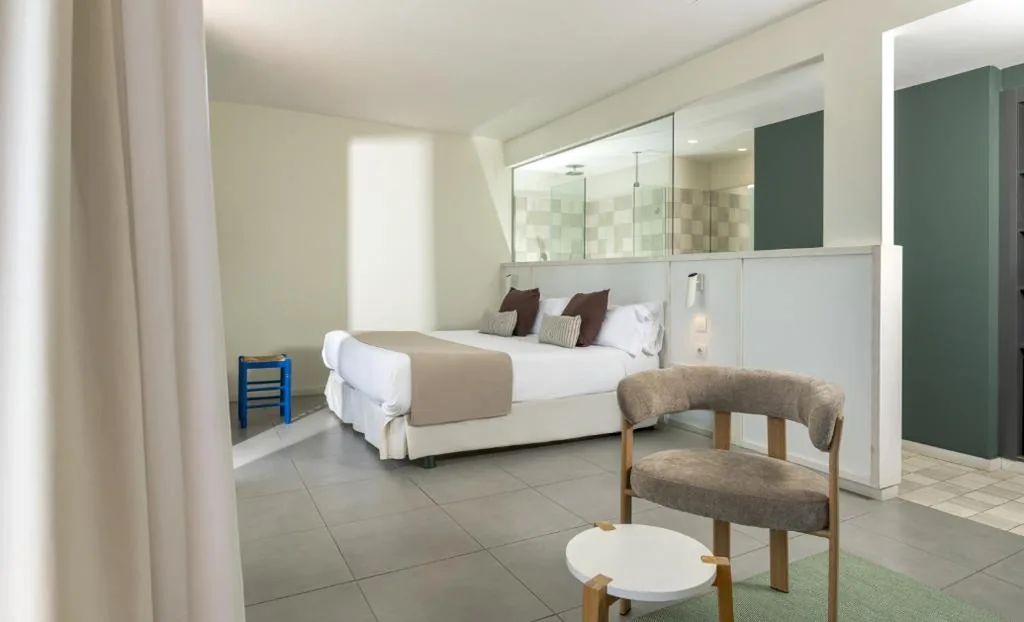 Premium Junior Suite with pool view — AQUA Hotel Bertran Park