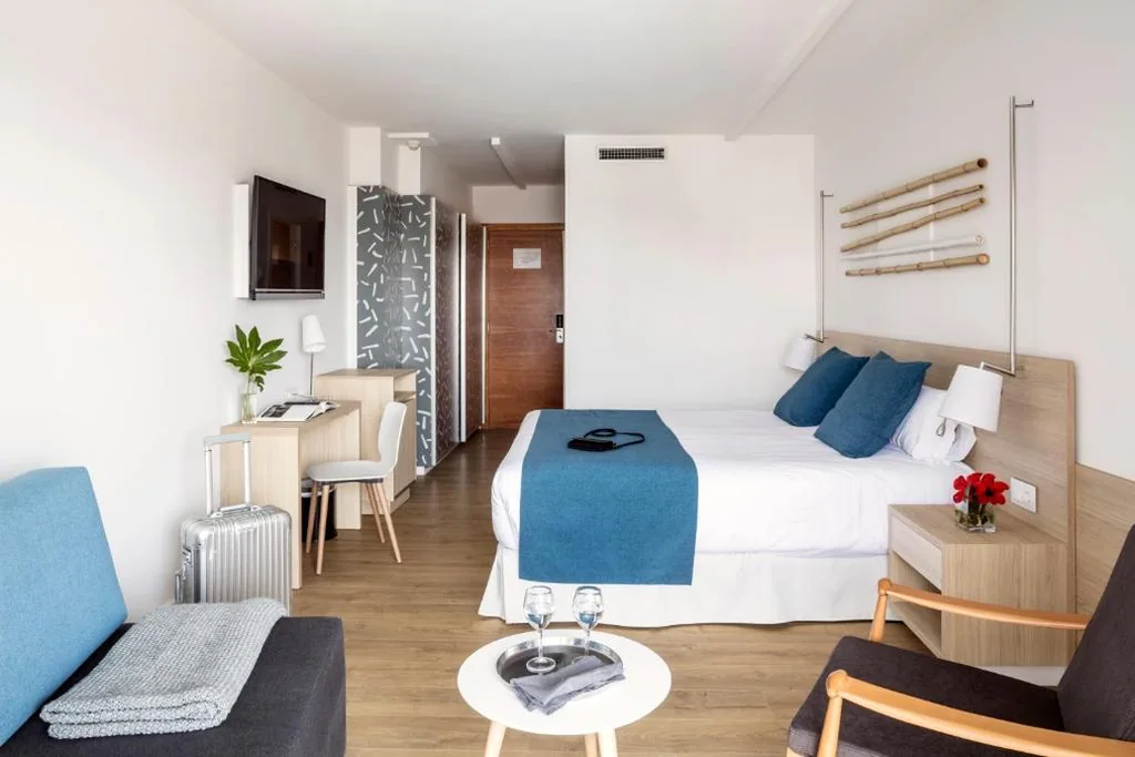 Premium Design-Dreibettzimmer mit Poolblick (3 Erwachsene) — AQUA Hotel Onabrava & Spa 4*Sup