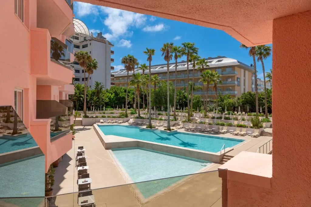 Premium junior tweepersoonssuite - 1 of 2 bedden — AQUA Hotel The Breeze & Spa - All Inclusive - Adults Only - 4Sup