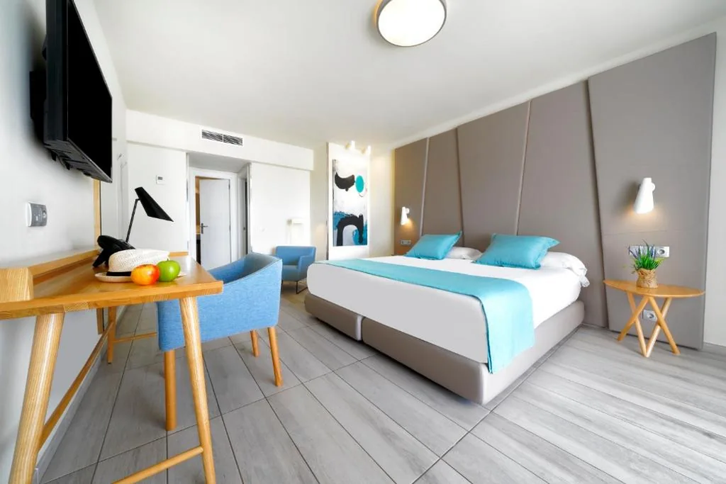 Suite Junior con vistas a la piscina — Aqua Suites
