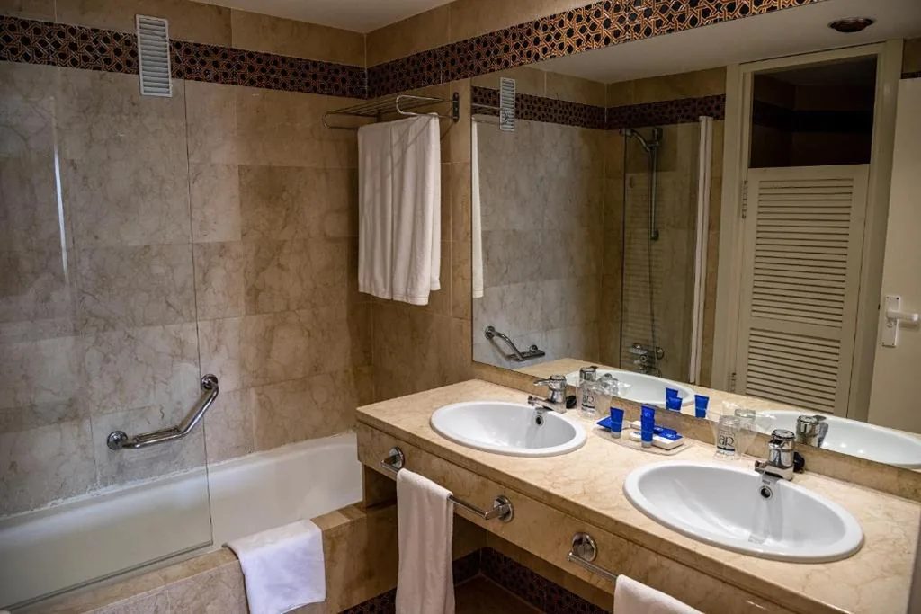 Double Room with 2 Beds (2 Adults + 1 Child) — AR Almerimar