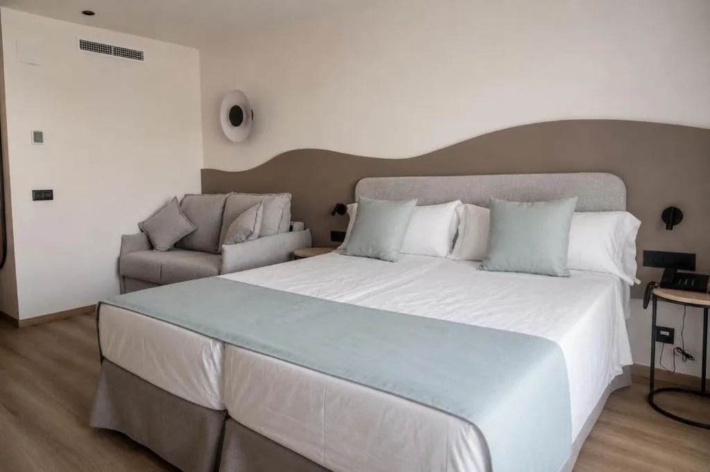 Habitación Triple (3 adultos) — AR Roca Esmeralda & SPA Hotel