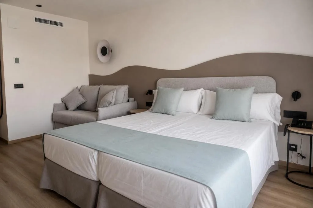Habitación Triple con vistas al mar (2 adultos + 1 niño) — AR Roca Esmeralda & SPA Hotel