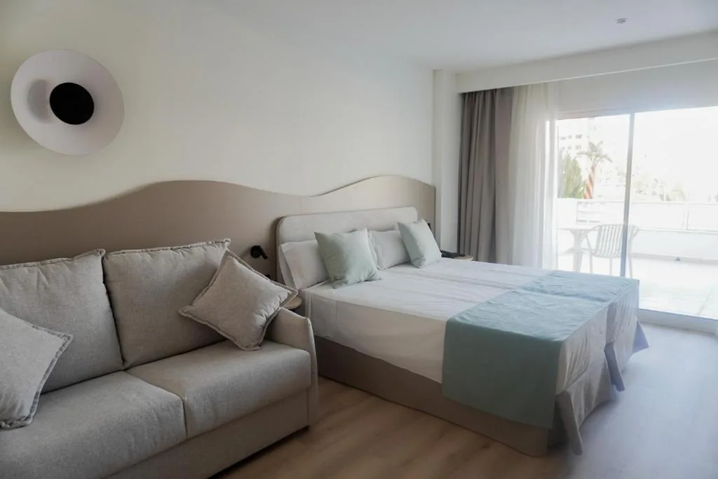 Habitación Triple con vistas al mar (3 adultos) — AR Roca Esmeralda & SPA Hotel