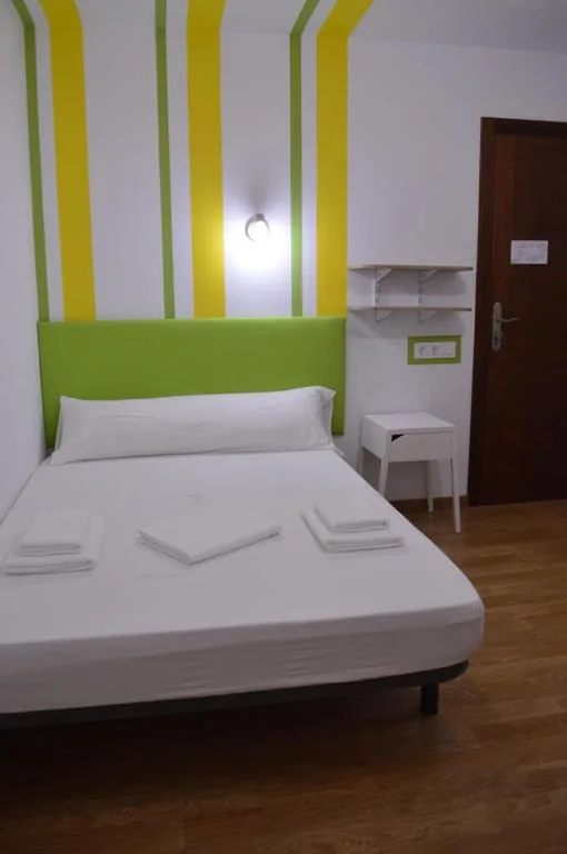 Habitación Doble Estándar con baño compartido — ArArAt Hostel
