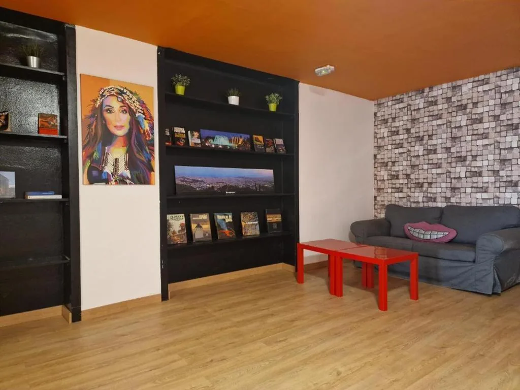 Habitación compartida femenina - 6 camas — Arc House Barcelona