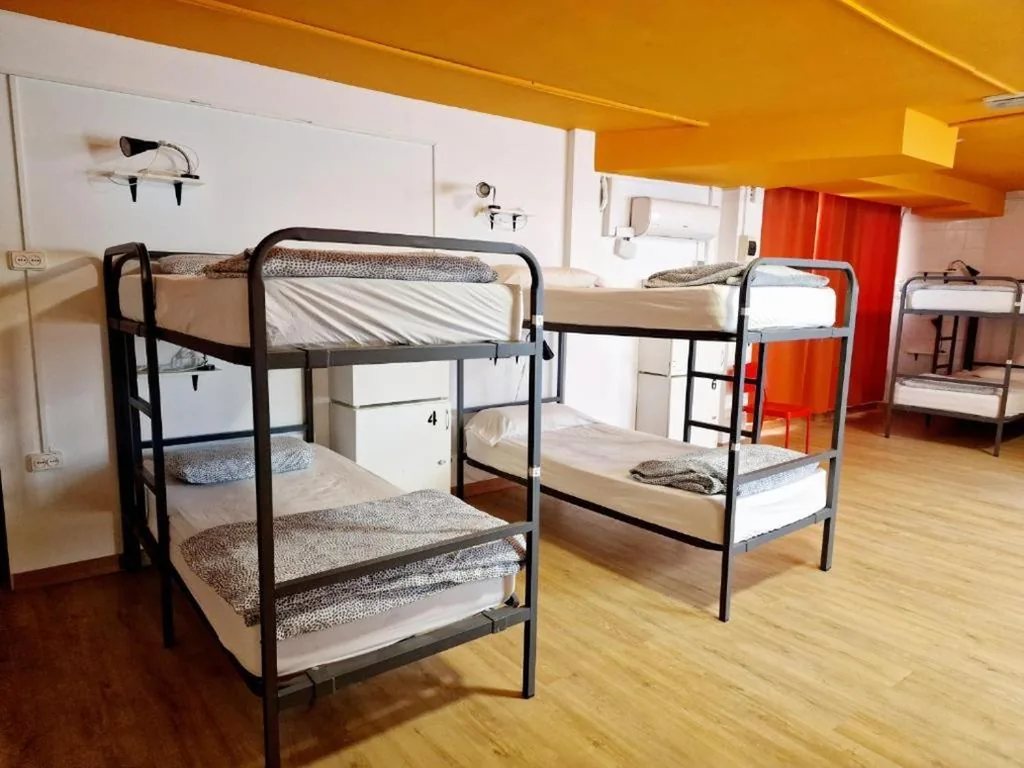 Habitación Compartida Mixta de 6 camas — Arc House Barcelona