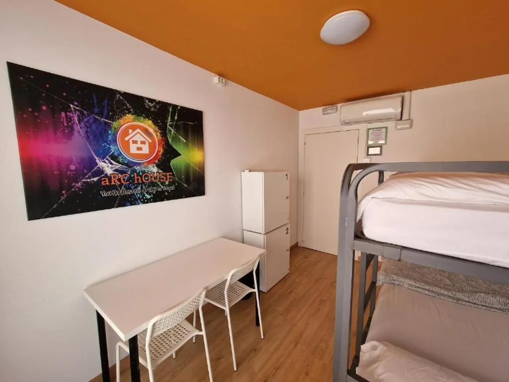 Habitación Doble con baño compartido — Arc House Barcelona