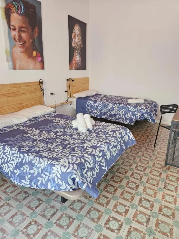 Habitación Triple Básica con baño compartido — Arc House Mezquita - Only adults