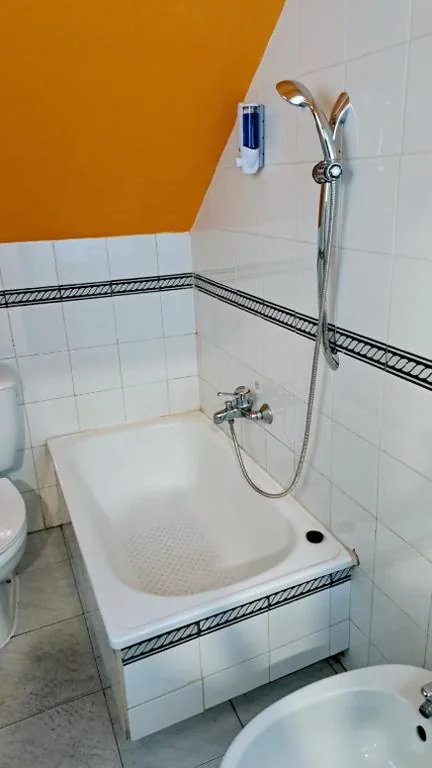 Camera familiare con bagno in comune — Arc House Plaza