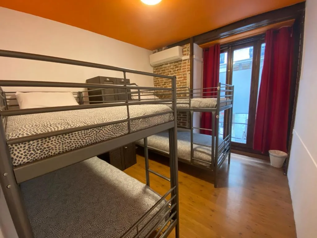 Cama individual en dormitorio compartido de 10 camas — Arc House Pop Art
