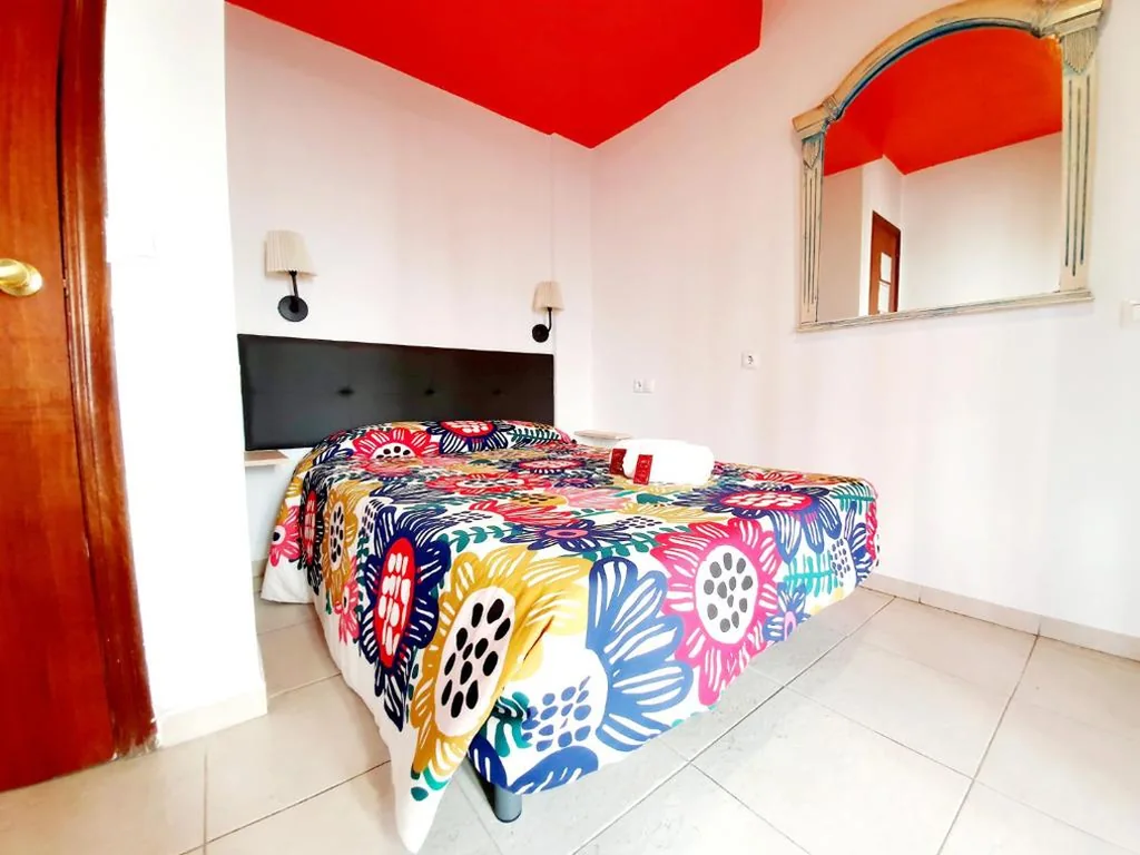 Tweepersoonskamer met eigen badkamer — Arc House Ribera Only Adults