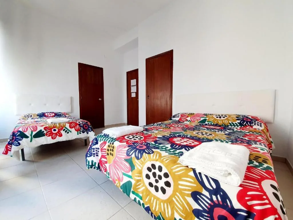 Driepersoonskamer met eigen badkamer — Arc House Ribera Only Adults