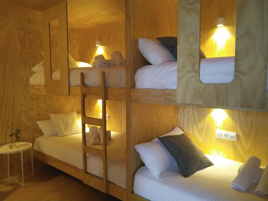 Lit superposé dans un dortoir mixte — Area Surf House