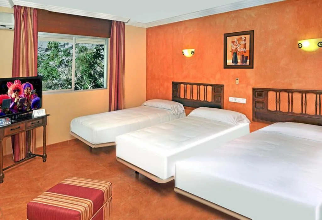 Camera doppia con letto supplementare (2 adulti + 1 bambino) — Arrayanes Playa Almuñecar