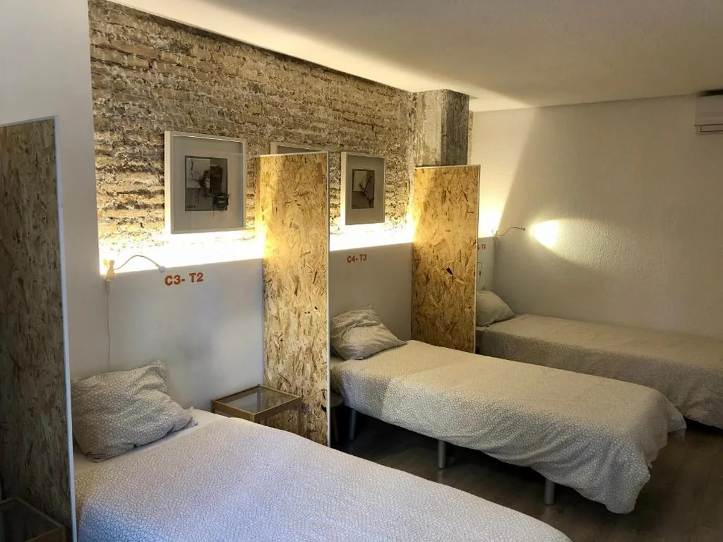 Camera Quadrupla con bagno in comune — Art&Flats Hostel