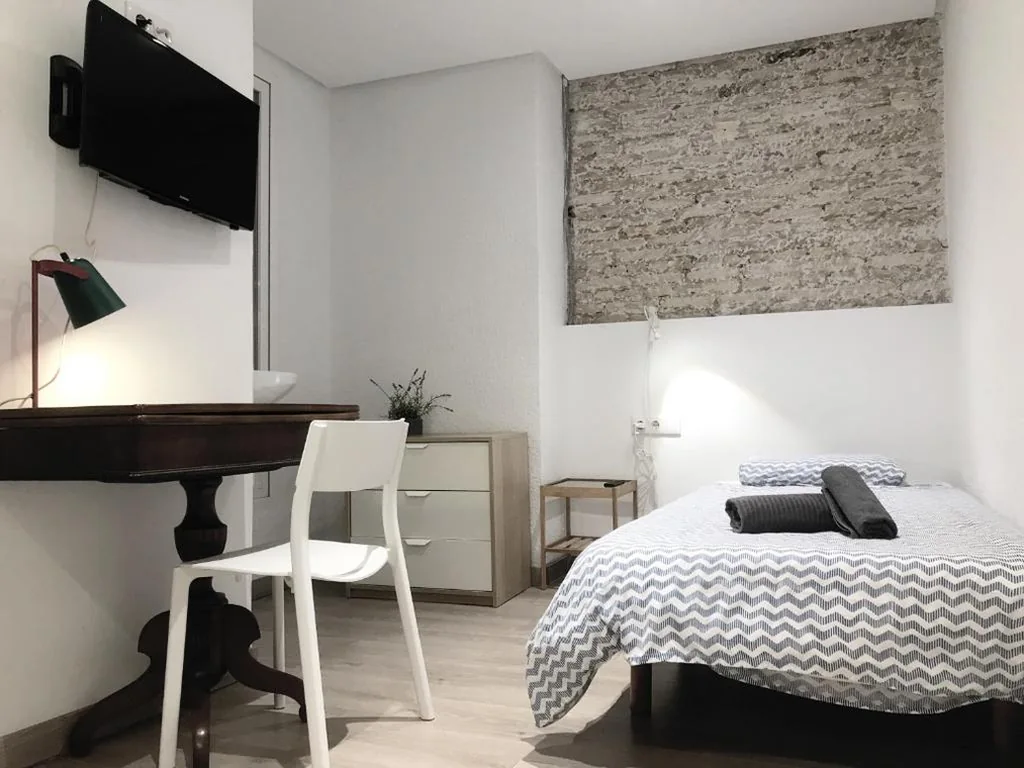 Camera Singola con toilette in comune — Art&Flats Hostel