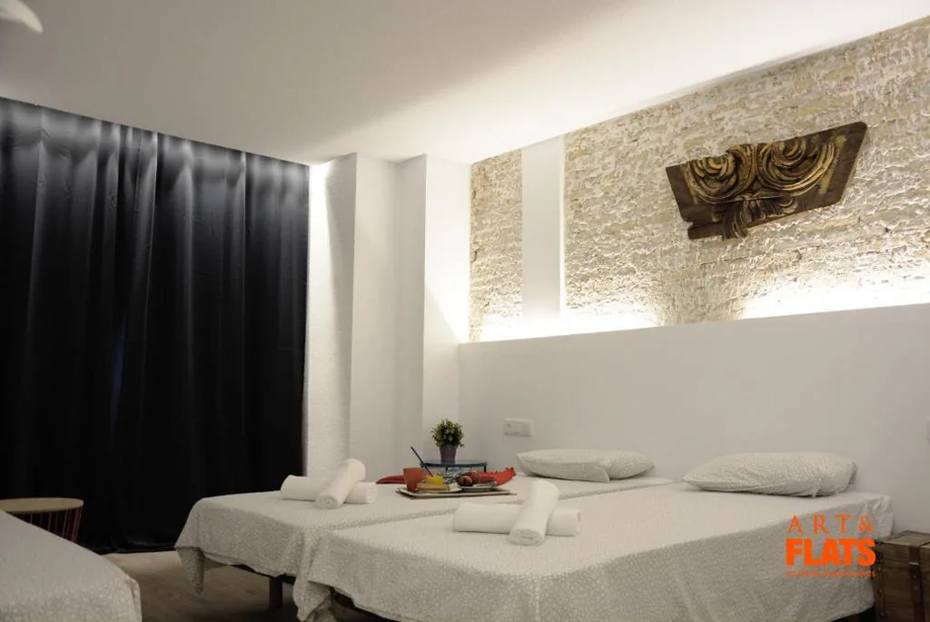 Camera Tripla con bagno in comune — Art&Flats Hostel