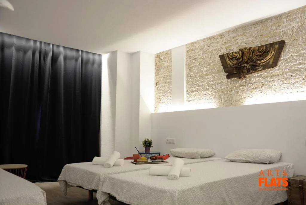 Camera Tripla con bagno in comune — Art&Flats Hostel