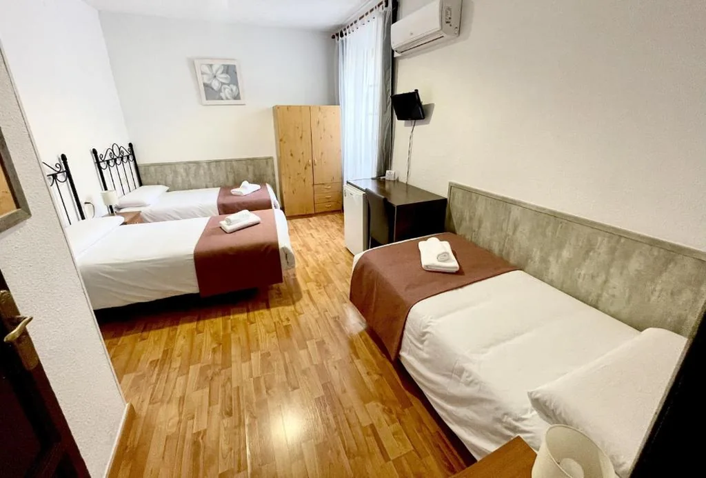 Chambre double avec lit d’appoint — Arteaga Hostal & Baños Arabes Elvira