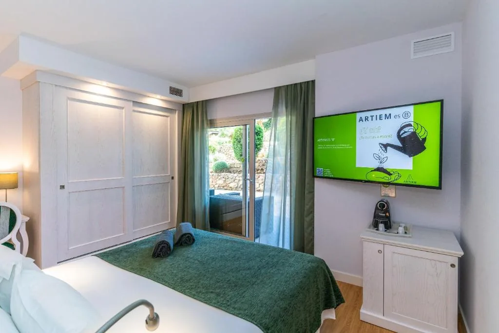 Quarto com cama de casal grande e banheira de hidromassagem — ARTIEM Audax - Adults Only