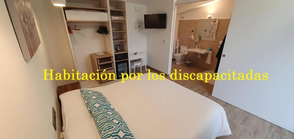 Zimmer mit extra großem Doppelbett – barrierefrei — Artmonia