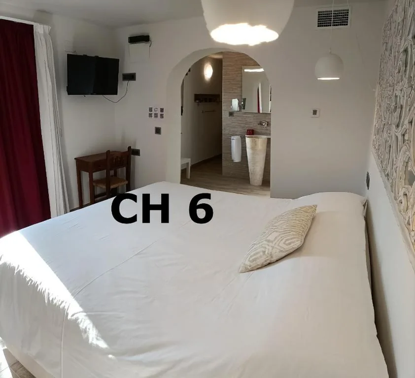 Zimmer mit extra großem Doppelbett und Gartenblick — Artmonia