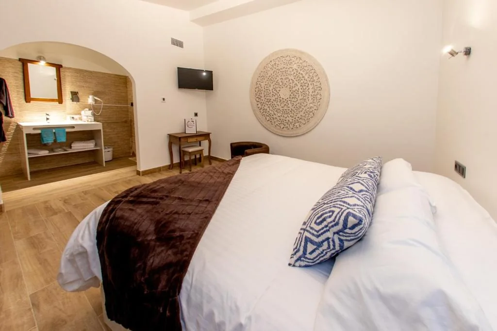 Dreibettzimmer mit Poolblick — Artmonia