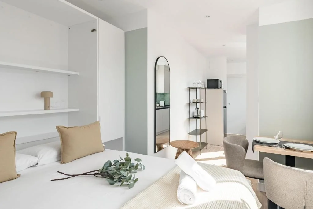 Arturo Soria Stays by Charming