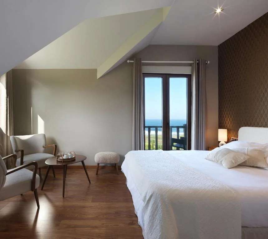 Tweepersoonskamer met balkon en uitzicht op zee — As Garzas