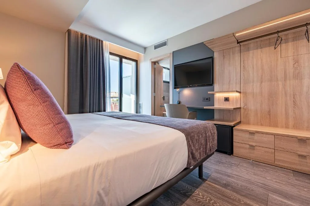 Habitación Doble con vistas a la ciudad y balcón — Astari