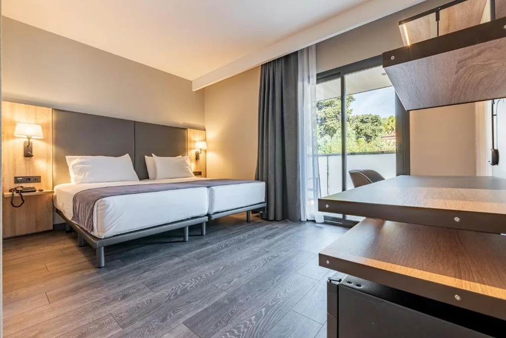 Habitación Doble con vistas a la ciudad y terraza - 2 camas — Astari