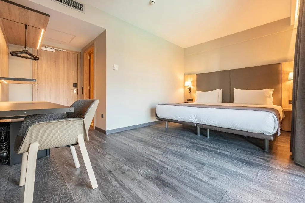 Habitación Doble con vistas a la piscina y terraza — Astari