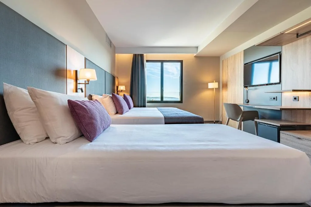Habitación Triple con ventana y vistas al jardín — Astari
