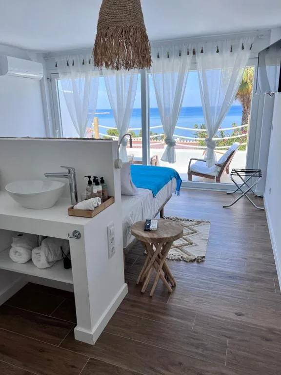 Chambre Double avec balcon et vue sur la mer — Atalaya Boutique