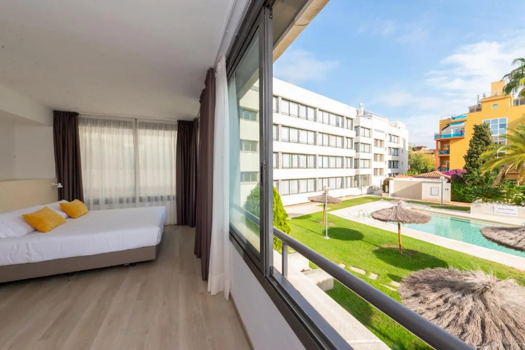 Apartamento con vistas a la piscina — Atenea Park Suites & Apartments