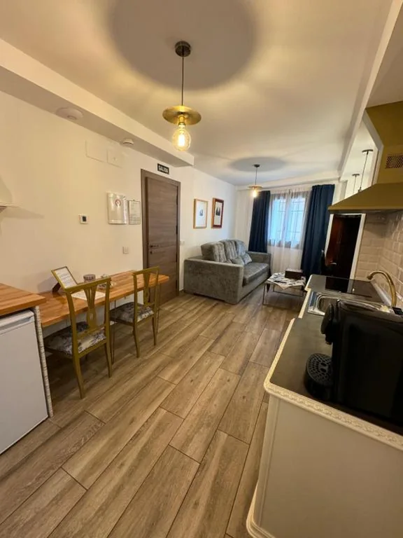 Monolocale Familiare — ATENEO CUENCA Suites con cocina en el casco histórico