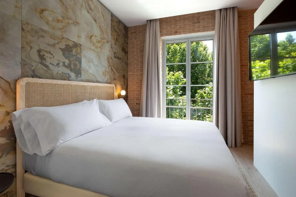 Quarto com cama extragrande — Atocha Hotel Madrid, Tapestry Collection by Hilton