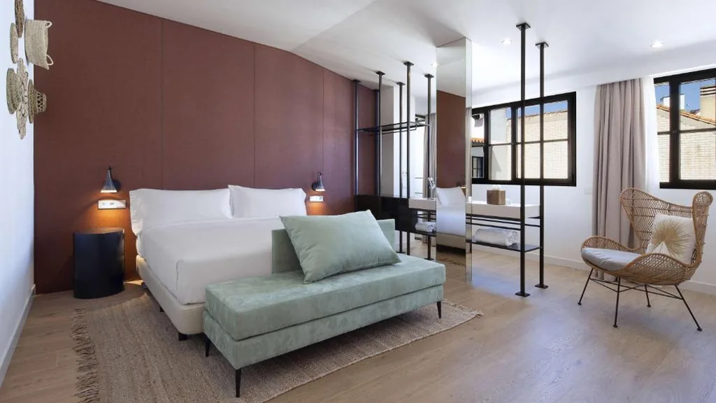 Quarto Superior com cama extragrande — Atocha Hotel Madrid, Tapestry Collection by Hilton