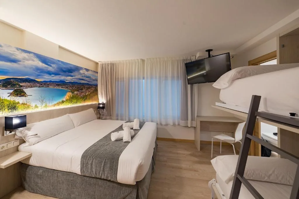 Chambre quadruple classique intérieure — Atotxa Rooms