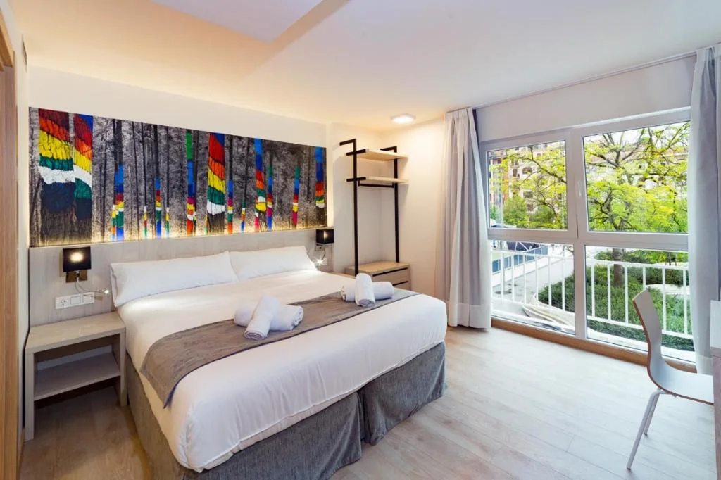 Chambre double supérieure avec vue sur la ville - 1 ou 2 lits — Atotxa Rooms